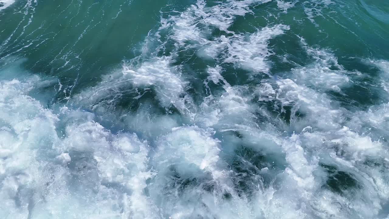 Vagues de l'océan déferlant et moussant à Fingal Head