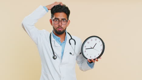 Indischer-Arzt-Mit-Angst,-Die-Zeit-Auf-Der-Uhr-Zu-überprüfen,-Zu-Spät-Zur-Arbeit-Zu-Kommen,-Sich-In-Der-Frist-Zu-Verspäten