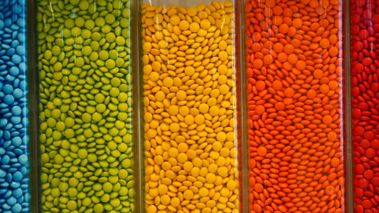 caramelos de colores en frascos de vidrio