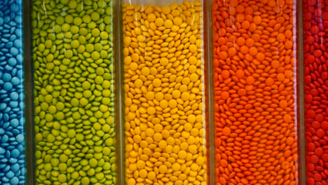dulces de colores en frascos de vidrio