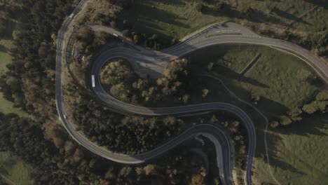 paso de carretera de montaña | 4k | dji mavic 2 pro d-log - perfecto para gradación de color