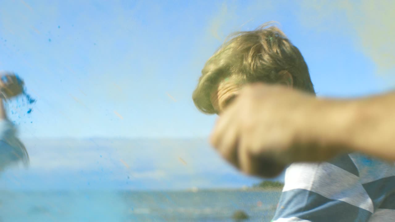 여러 민족의 젊은이들이 홀리 축제를 축하하기 위해 서로 다채로운 가루를 던집니다. 그들은 바가에 있는 이 은 날에 엄청난 재미를 가지고 있습니다.