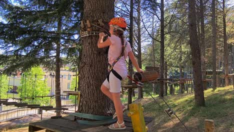 Niña-Aventurera-Sube-En-El-Parque-De-Aventuras-De-Cuerda-Para-Niños