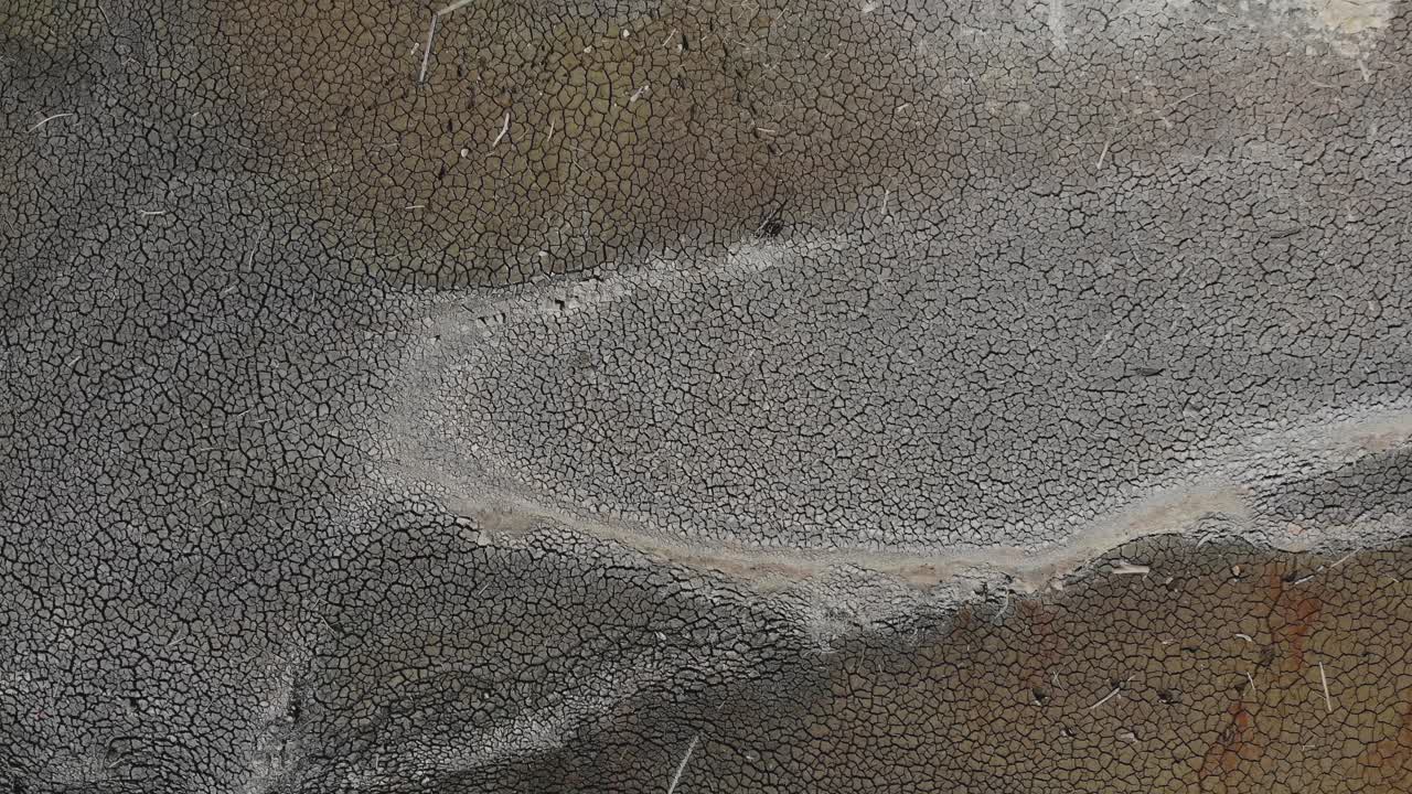 물에 의해  ⁇ 어진 땅, 폐허가 된 집과 비어있는 항구