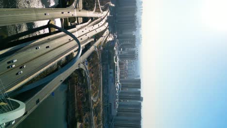 una perspectiva aérea vertical captura el puente linyi de la provincia de shandong sobre el río benghe en china