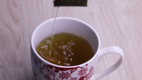 mojar la bolsita de té en agua