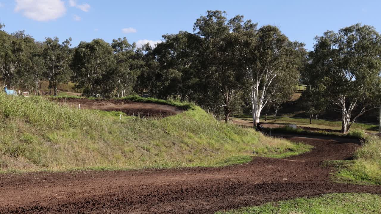 motocicletas velocidad a través de un sendero de tierra pintoresco