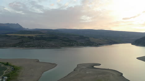 Drone-pans-around-mountain-lake