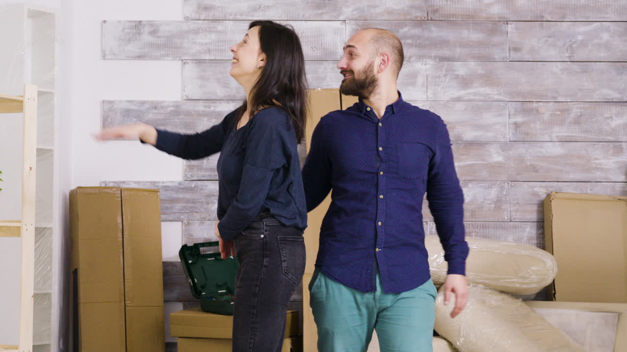 pareja mudándose a un nuevo hogar