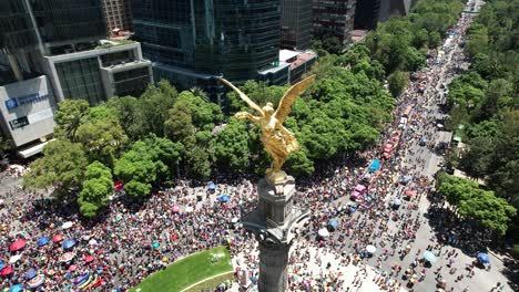 Toma-Aérea-Con-Drones-Del-ángel-De-La-Independencia-En-La-Ciudad-De-México-Durante-El-Desfile-Del-Orgullo-2023