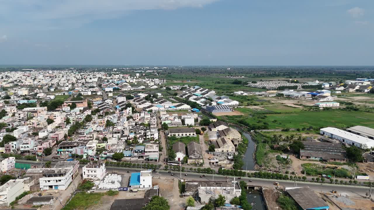 vista aérea de una ciudad con zonas industriales y residenciales