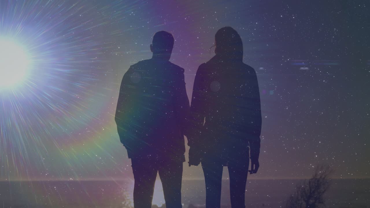 男女が手をつなぎ、海岸を歩いている。影の上にフィルムのレンズフレアがかかり、星のオーバーレイが絆を示している。