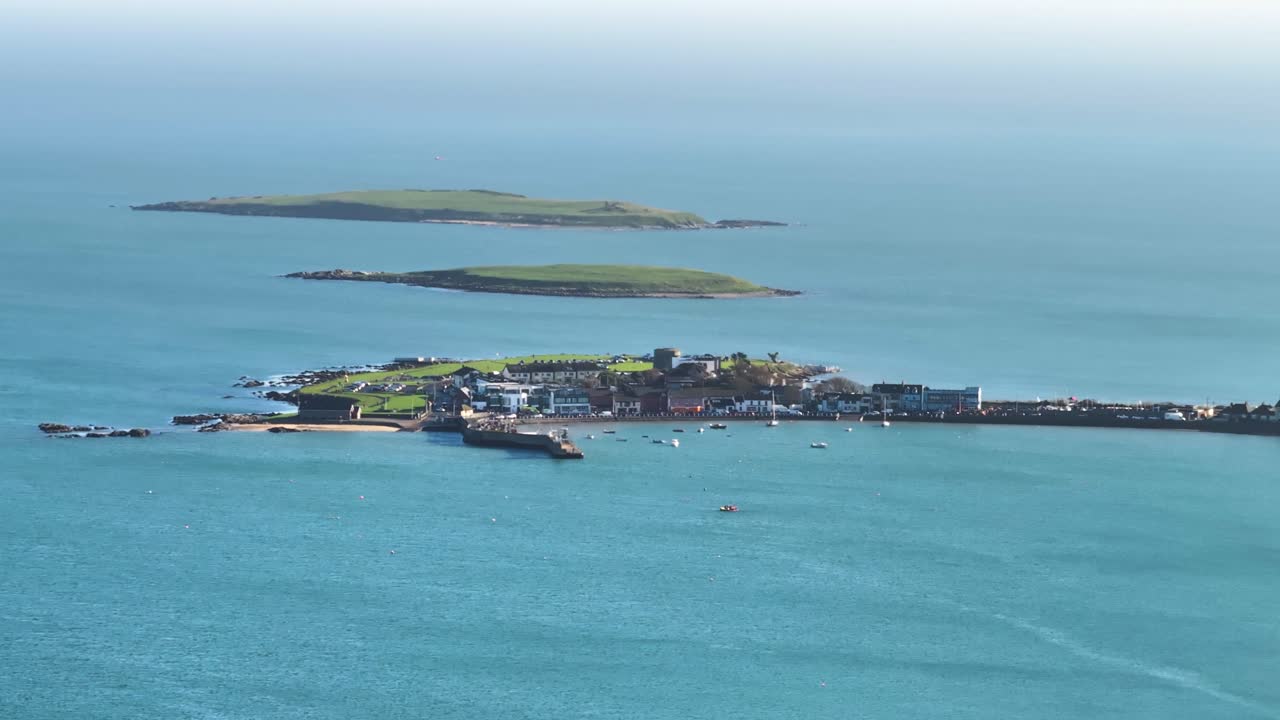 晴れた日のスカリーズ港と小さな島々の空撮、アイルランドの沿岸風景