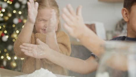 Nahaufnahmevideo-Von-Kindern,-Die-Mehl-Auf-Dem-Backbrett-Verwenden