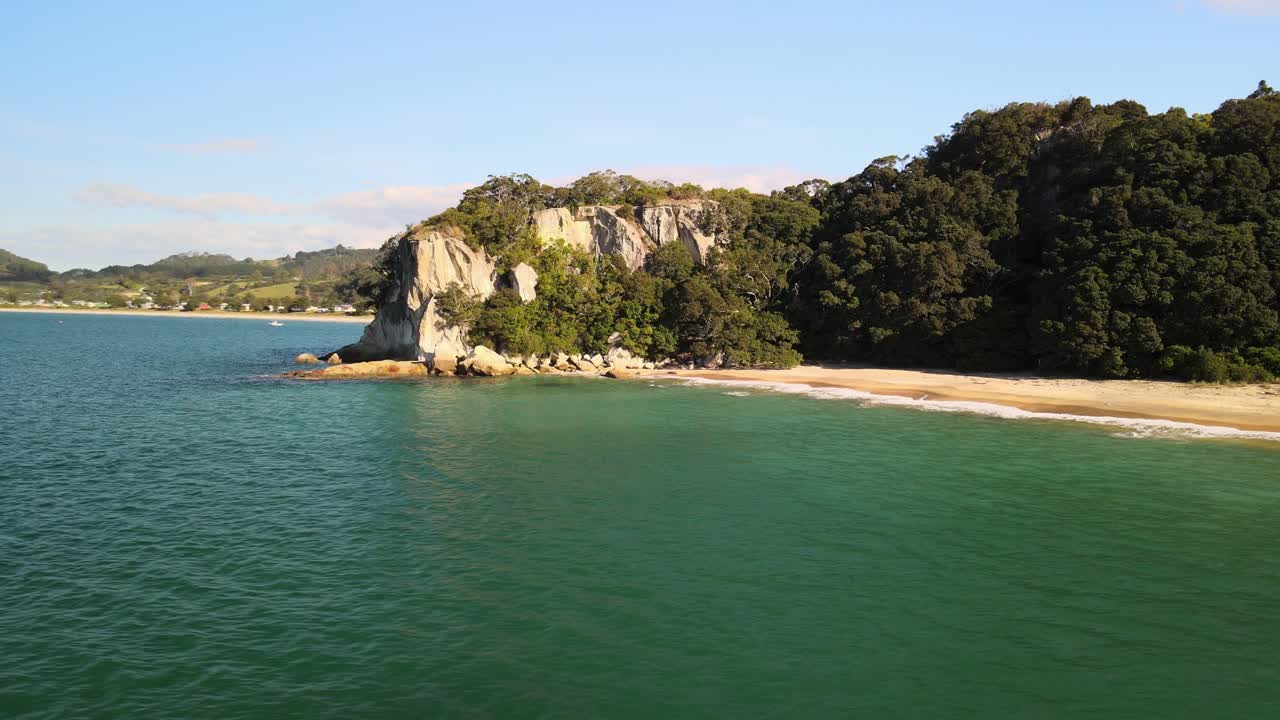 뉴질랜드 쿡스 베이 해안으로 향하는 중