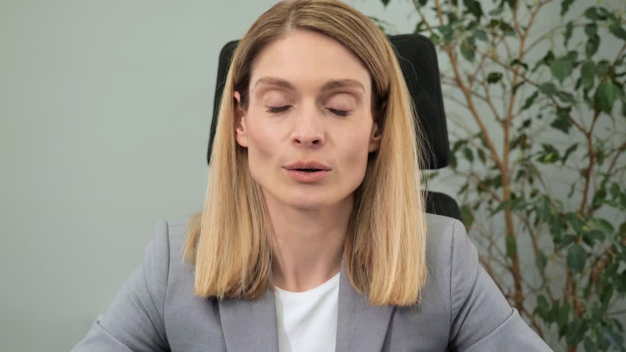 pov de empresario caucásico líder femenina en llamada de video en línea, escuchando a sus socios, asintiendo con la cabeza acepta trabajar desde la oficina. trabajador remoto en comunicación de conferencia de computadora vista web de internet.