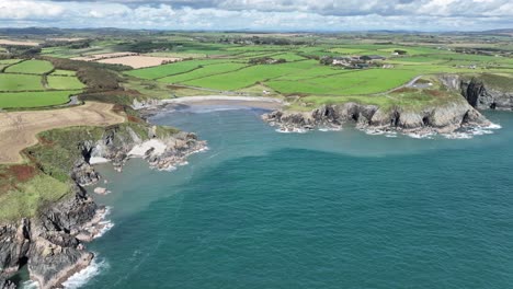 costa de irlanda copper coast waterford volando a kilmurrin cove en el último día de verano