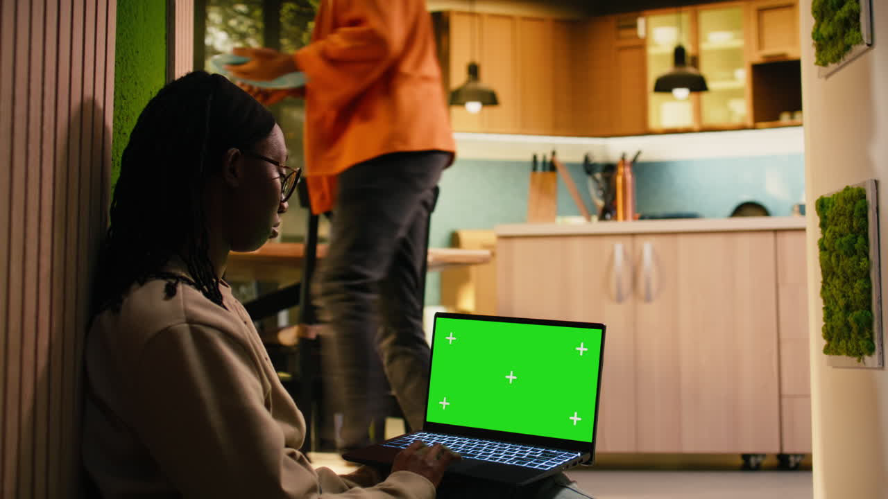 Schermo mockup isolato su un laptop tenuto da una donna afroamericana