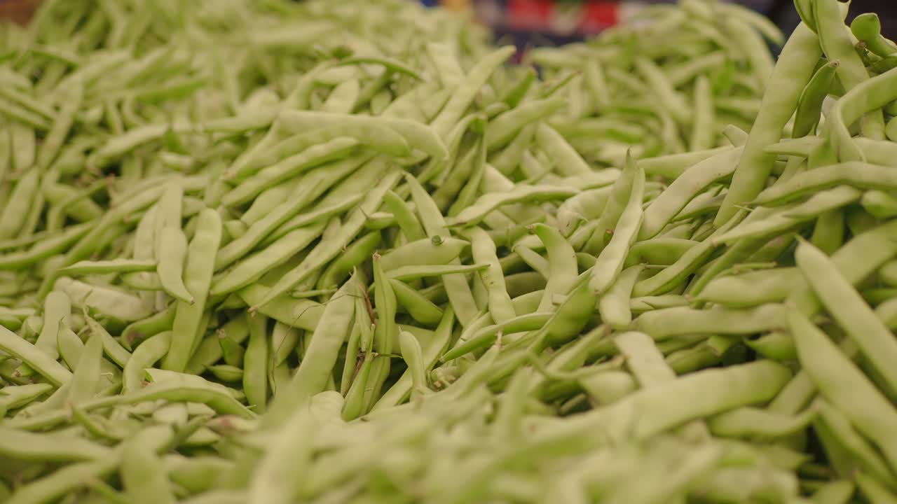 una pila de frijoles verdes frescos