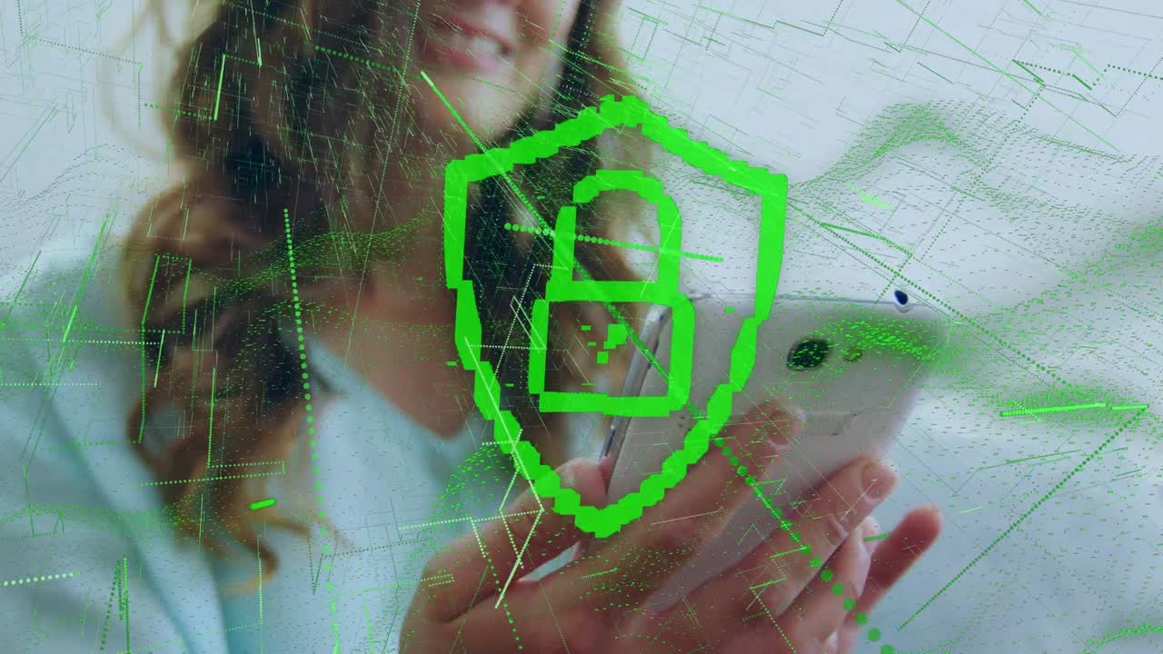 animación de un candado digital sobre las manos de una mujer caucásica usando un teléfono inteligente