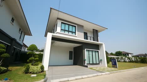 Diseño-Exterior-De-Casa-Contemporánea-Moderna-Blanca