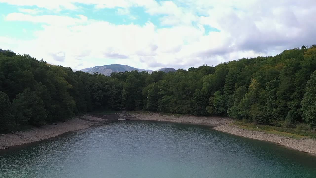 vuelo sobre el agua cristalina del lago