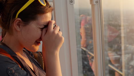 turista tomando una fotografía de la puesta de sol en el horizonte de londres vista desde el fragmento