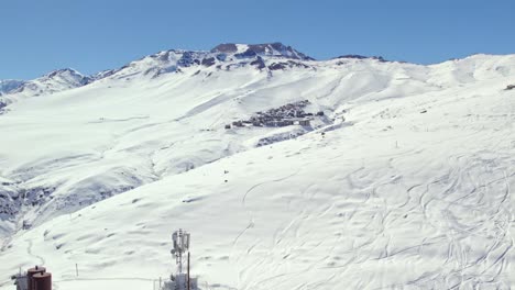 Toma-Aérea-De-Paralaje-De-La-Exclusiva-Estación-De-Esquí-De-La-Parva-En-Las-Montañas-Andinas.