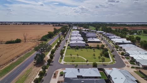 Sobre-Un-Parque,-Un-Campo-De-Golf-Y-Casas-Nuevas-Con-Tráfico-Que-Pasa-Por-La-Autopista-Midland