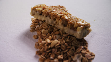barra de granola en fondo blanco 4k