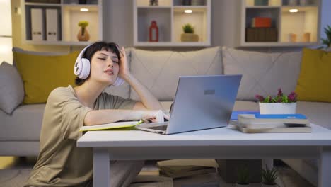 Listening-to-music-at-home-at-night-is-comfortable-and-calm.