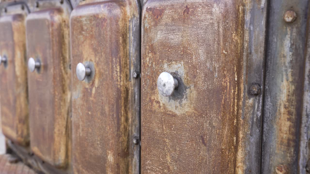 Nærbillede af en vintage industrimotor med korroderet metal og mekaniske komponenter.