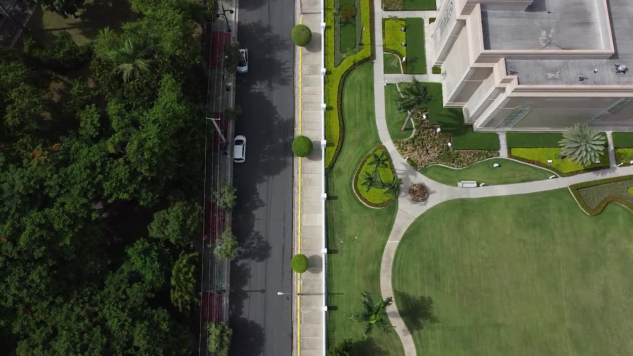 vista desde arriba de las calles de santo domingo, zona residencial cerca de la iglesia de jesucristo de los santos de los ultimos dias y su hermoso jardin