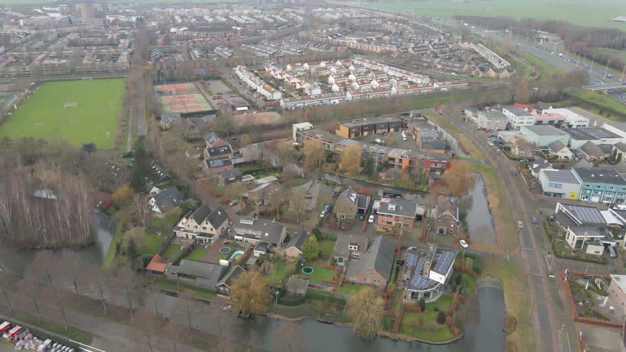 시골 네덜란드의 아름다운 교외 동네의 공중
