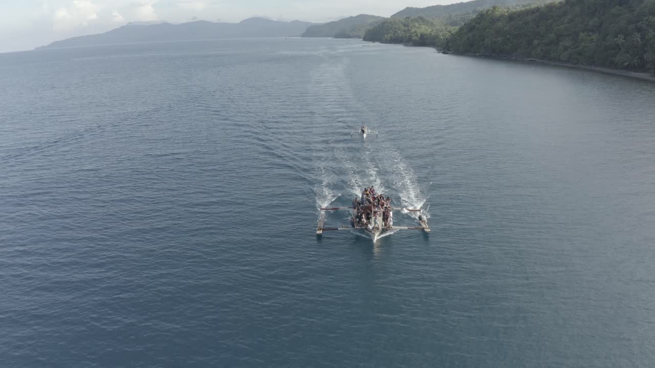 열대 필리핀 섬에서 항해하는 현지 어부들로 가득 찬 아웃리거 어선