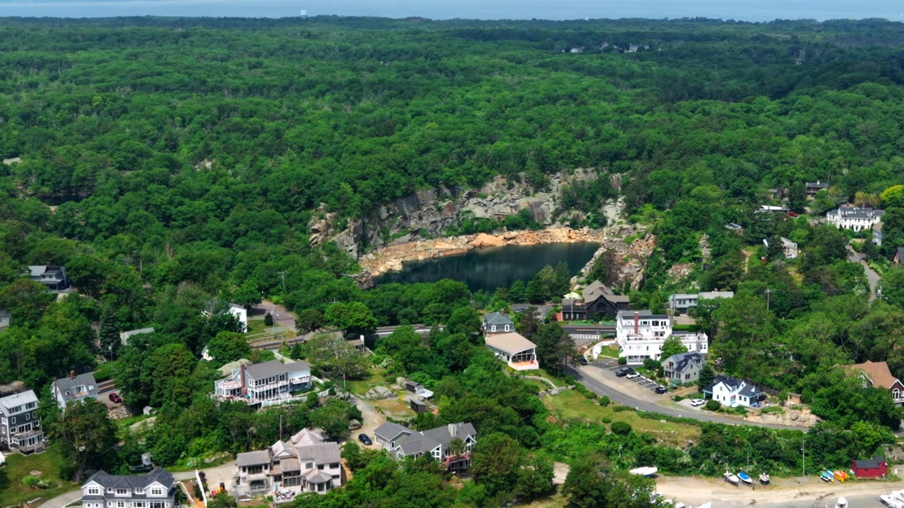 Vista aérea del Parque Mill Pond en la calle King, en el centro de Rockport, Massachusetts, Estados Unidos