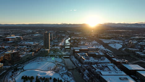 Toma-Aérea-De-Drones-De-La-Puesta-De-Sol-Moviéndose-Hacia-Atrás-Sobre-Commons-Park,-Denver