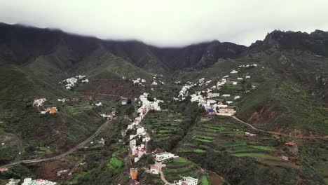 pueblo panorámico aéreo en el paisaje de la cordillera verde, tenerife