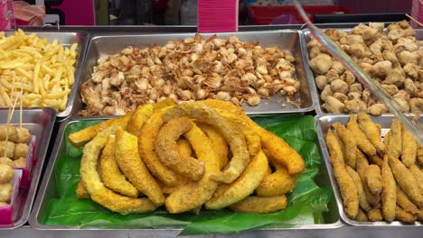 Lokales-Streetfood-Mit-Dem-Abwehrventilator,-Der-Fliegen-Und-Insekten-Fernhält,-Jiufen,-Taiwan