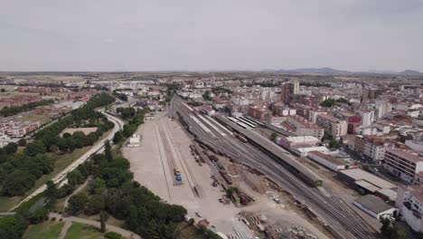 Aerial-panoramic-vista-of-Merida-train-station,-vast-cityscape