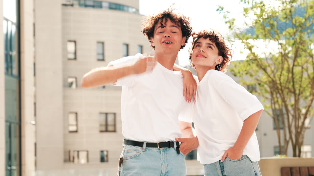 야외에서 포즈를 취하는 커플