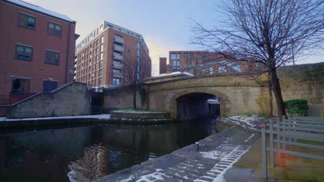 canal y puente del centro de la ciudad de leeds. 4k