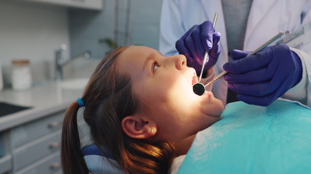 Bambino sottoposto a controllo dentistico