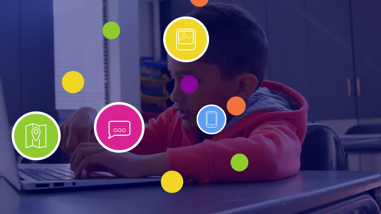 animación de iconos sobre un escolar biracial usando una computadora portátil