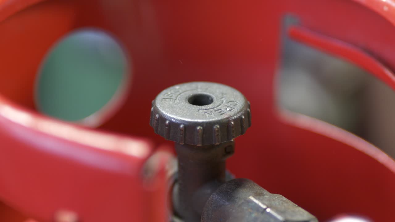 Opening valve of LPG gas bottle