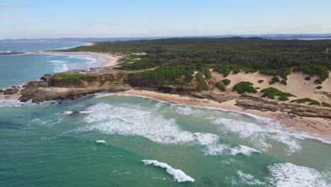 Olas-Del-Océano-En-La-Orilla-Arenosa-De-La-Playa-De-Guijarros-Con-La-Playa-De-Los-Soldados-En-La-Distancia---Parque-Nacional-Wyrrabalong-De-Norah-Head,-Nsw,-Australia