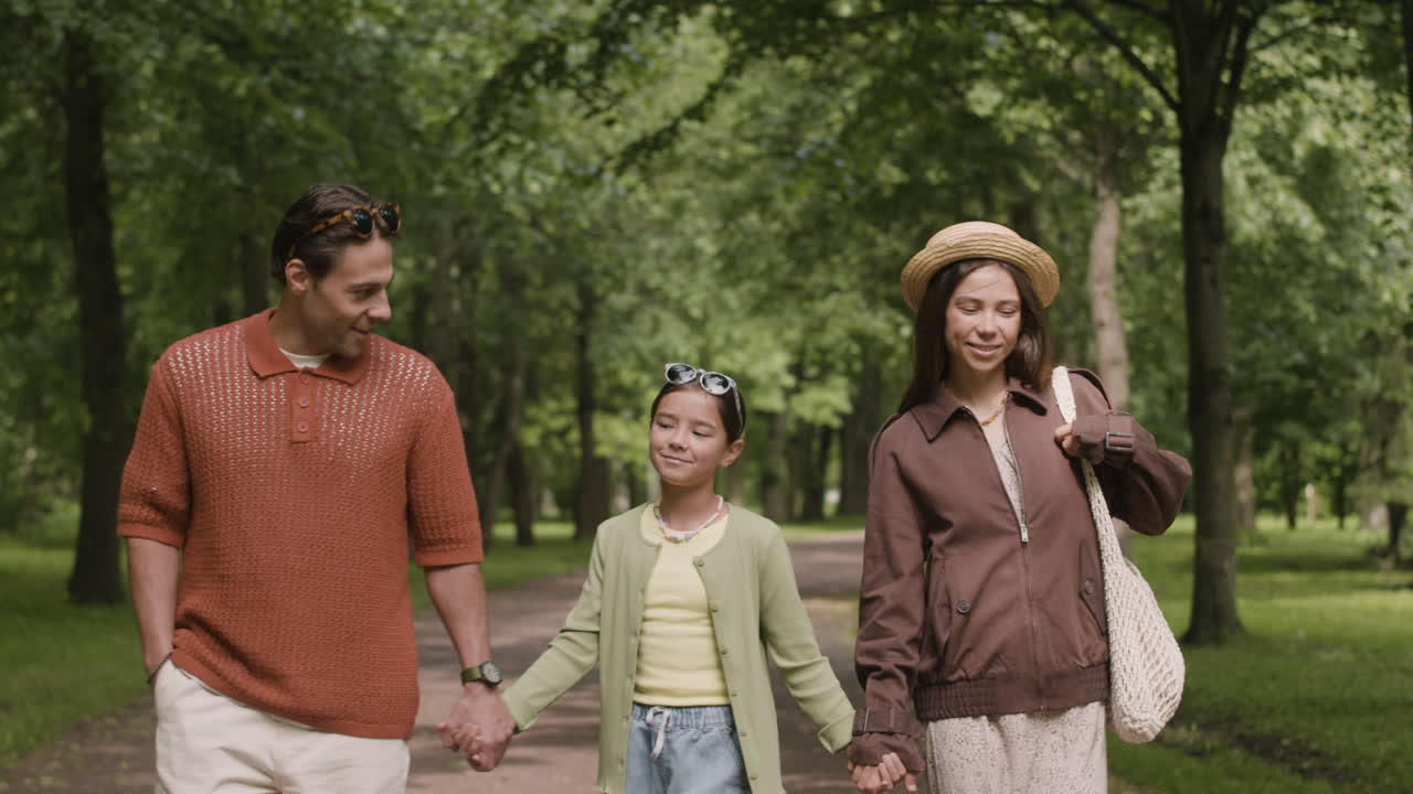 familia caminando en el parque