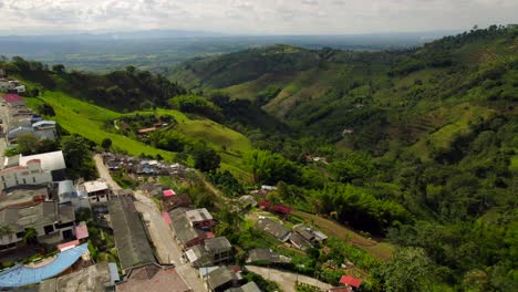 Touristisches,-Farbenfrohes-Kolumbianisches-Dorf-Buenavista-Auf-Einem-Hügel,-Umgeben-Von-Kaffeeplantagen
