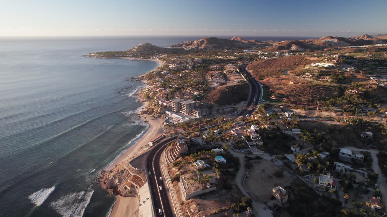 tomas aéreas de la carretera sinuosa a través de los cabos, méxico