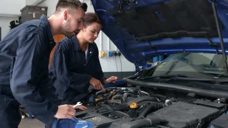 mecánicos reparando un motor